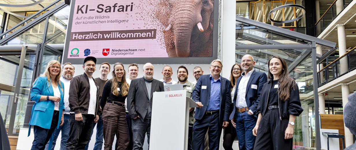 Personengruppe im Eingangsbereich eines Bürogebäudes