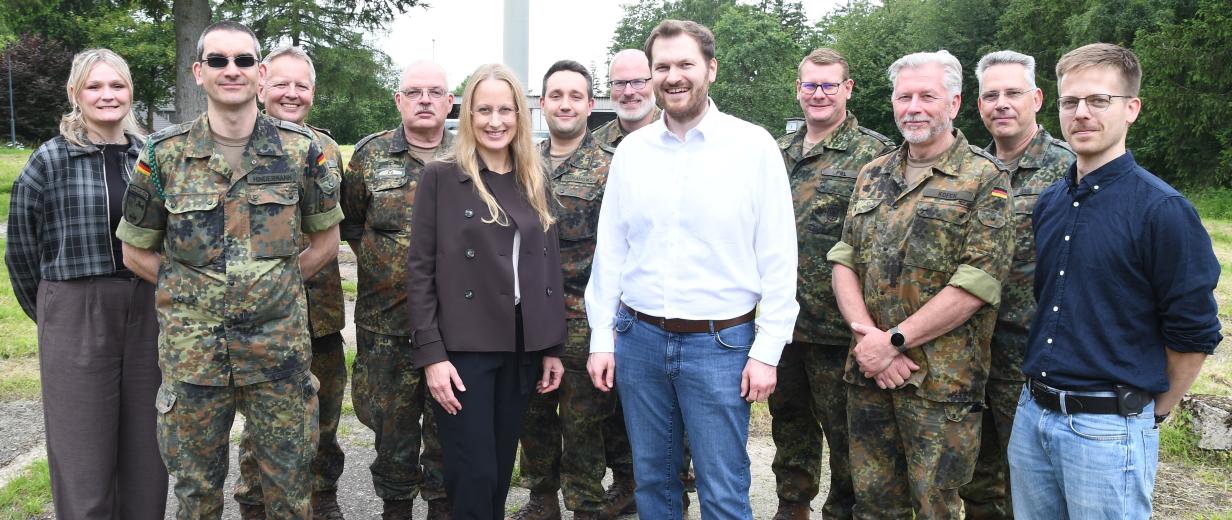 Personengruppe (Zivilisten und Uniformierte)