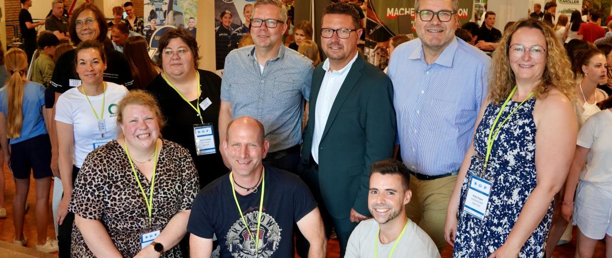 Personengruppe in einem Foyer