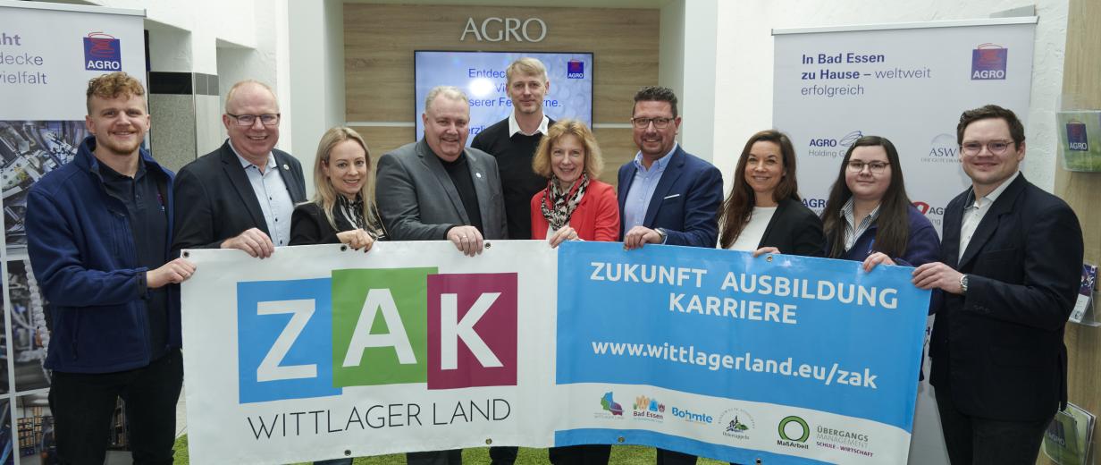 Gruppe von Personen vor Werbebanner