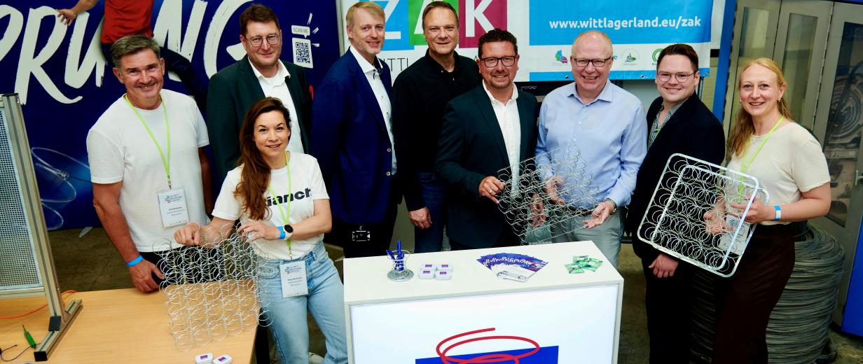 Personengruppe an einem Messestand