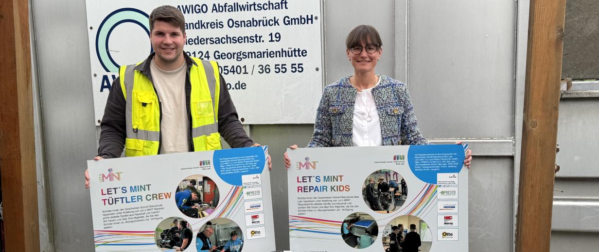 Zwei Personen stehen vor einem Container
