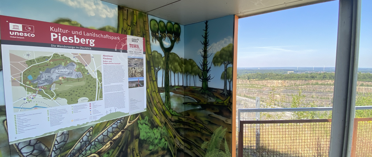 Schutzhütte auf einem Berg mi Blick ins Land