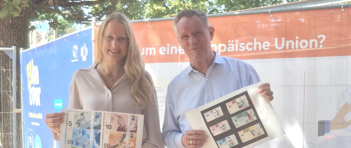 2 Personen vor Bauzaun