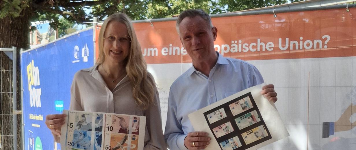 2 Personen vor Bauzaun