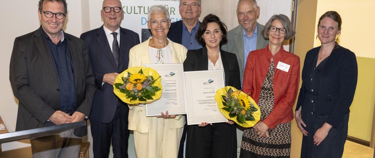 Gruppe von Personen mit Blumen