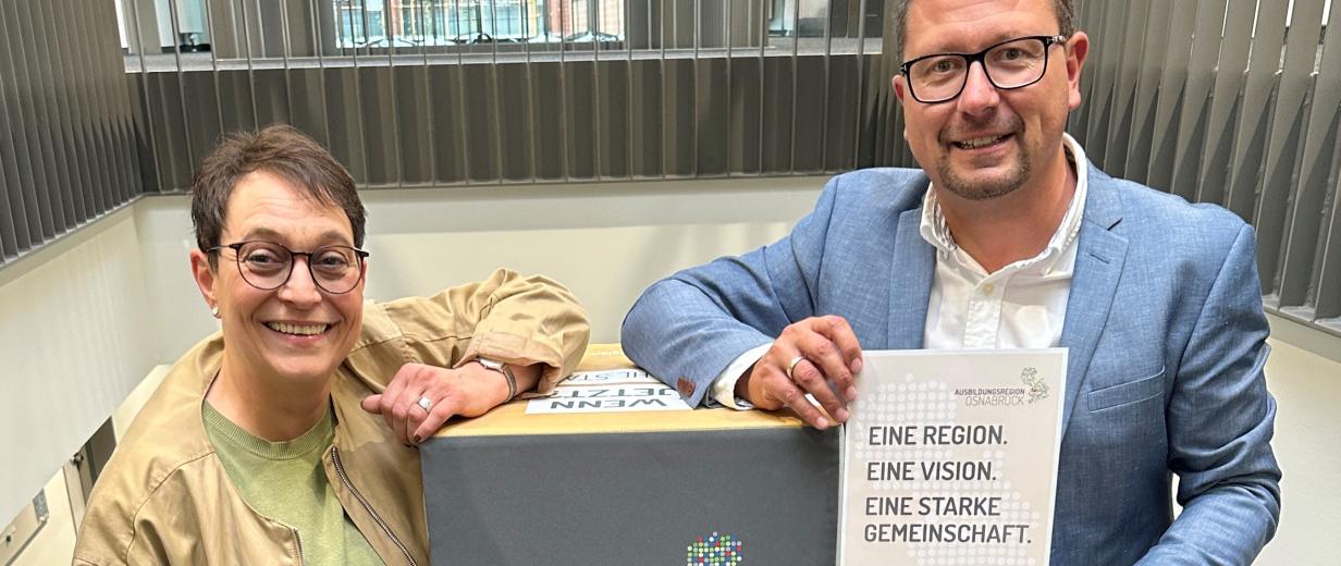 2 Personen mit Plakat