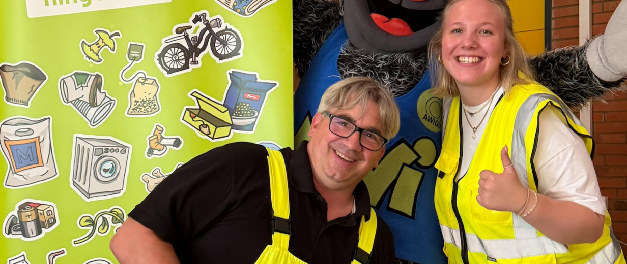 2 Personen vor Plakat