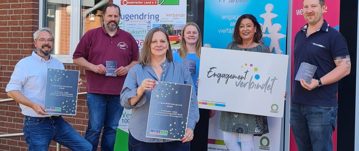 Gruppe von Personen mit Plakat