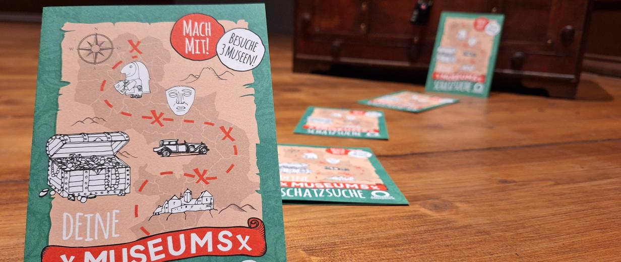 Flyer auf einem Holztisch