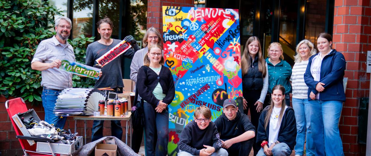 Gruppe von Personen mit Wandgemälde