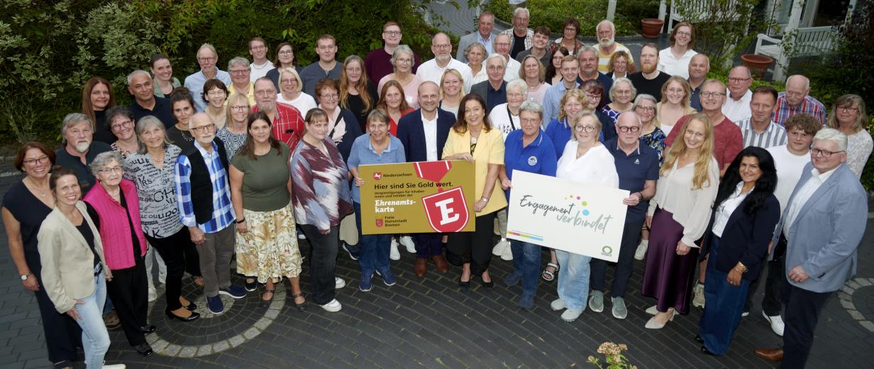 Gruppenfoto mit vielenPersonen und Plakat