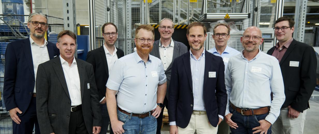 Personengruppe in einer Werkhalle