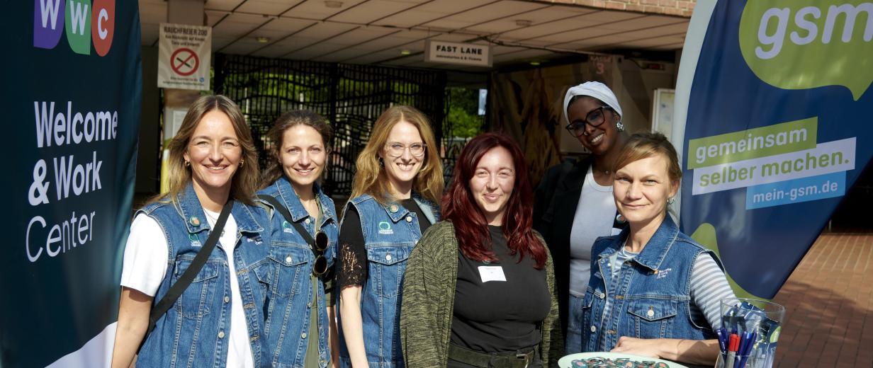 Gruppe von Personen vor Gebäude