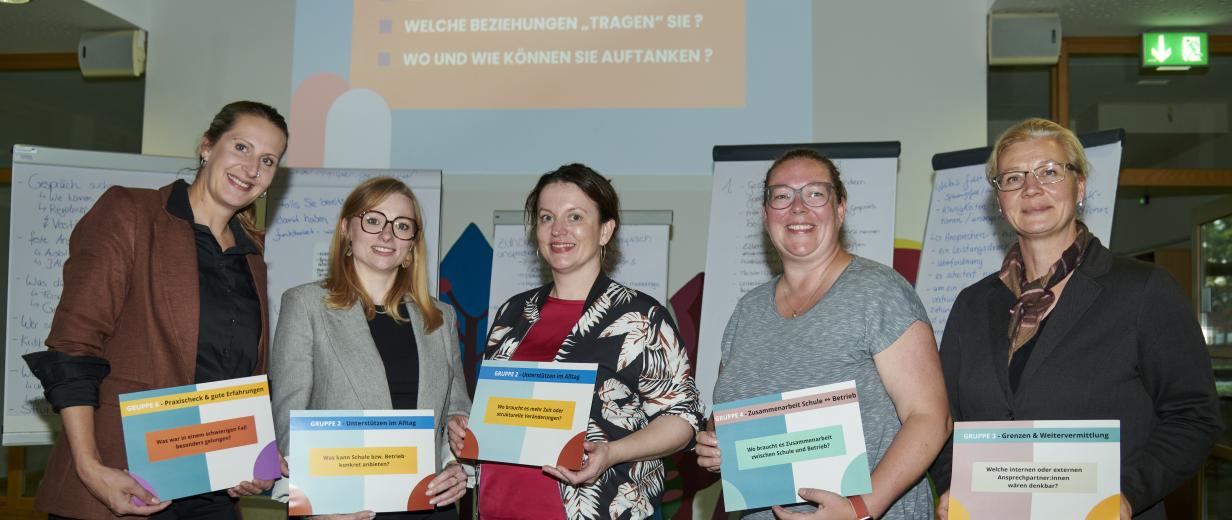 Gruppe von Personen in einem Raum