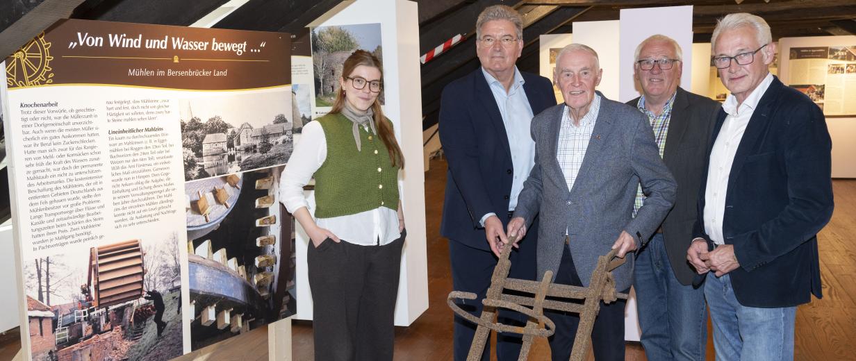 Fünf Personen in einem Ausstellungsraum