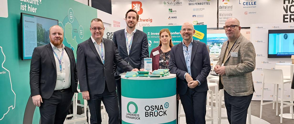 Gruppe von Personen auf Messestand