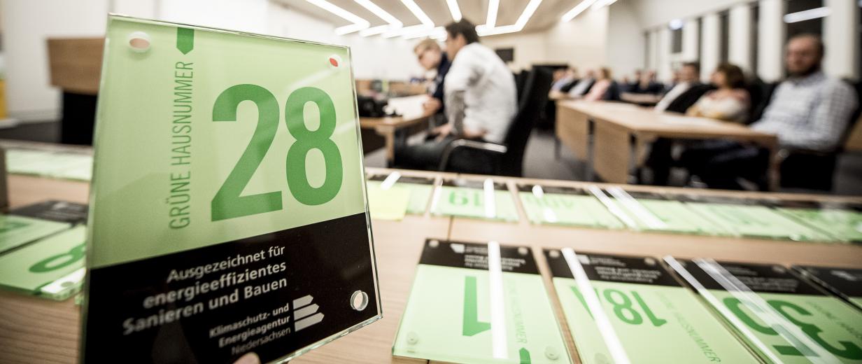 Hauseigentümer, die besonders energieeffizient gebaut oder saniert haben, können sich noch bis zum 15. August bewerben 0018_gruene_hausnummer_2019.jpg