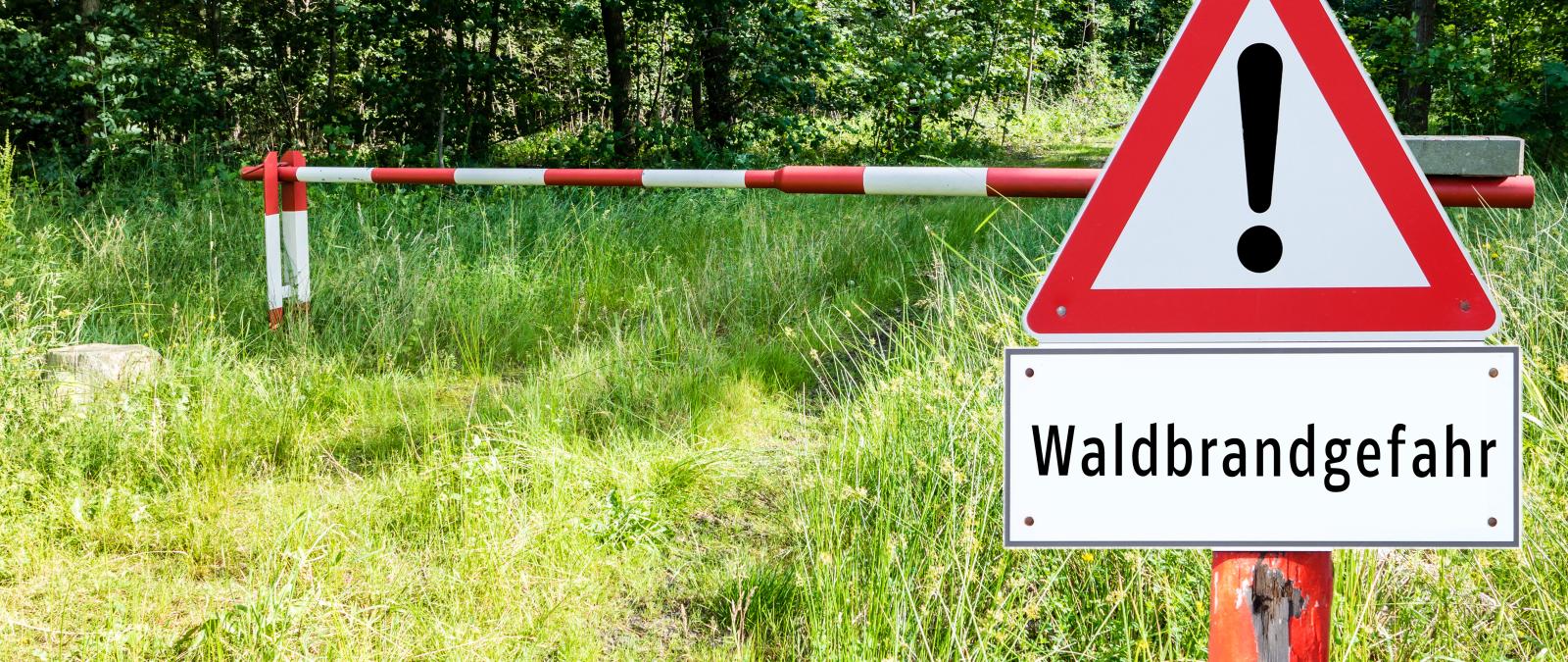 Schild Waldbrandgefahr im Wald