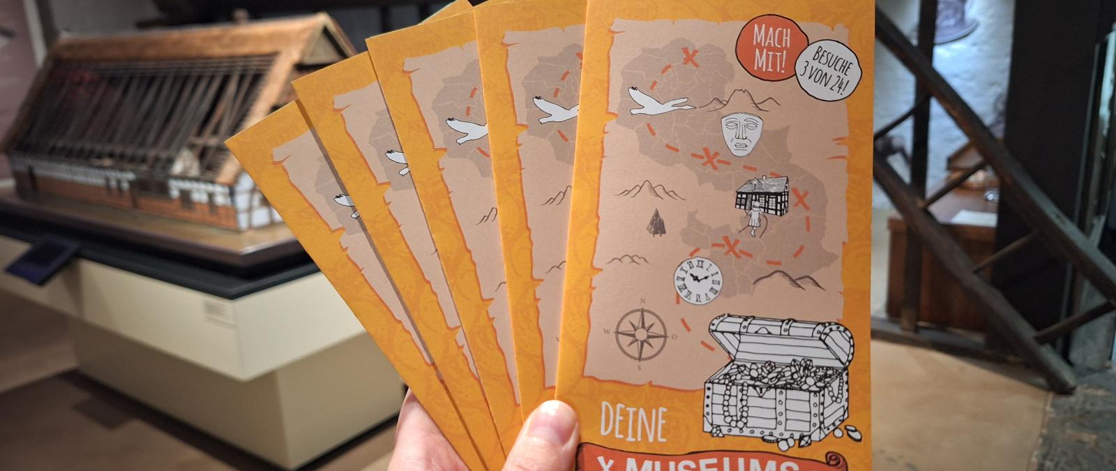 Hand hält Flyer