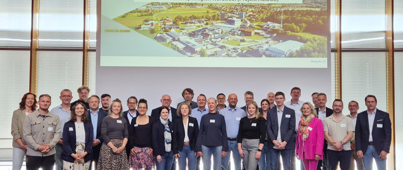 Gruppe von Personen auf Bühne