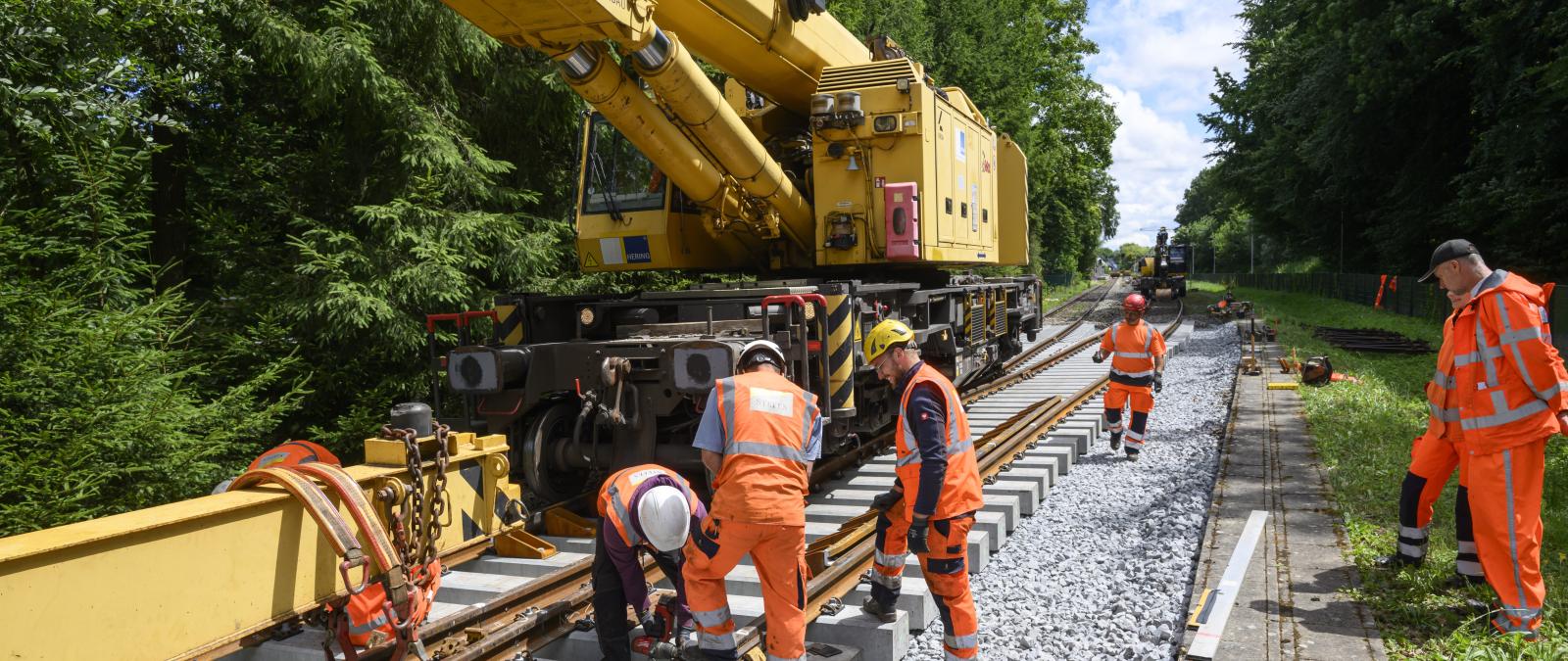 Kran auf einer Eisenbahnschiene
