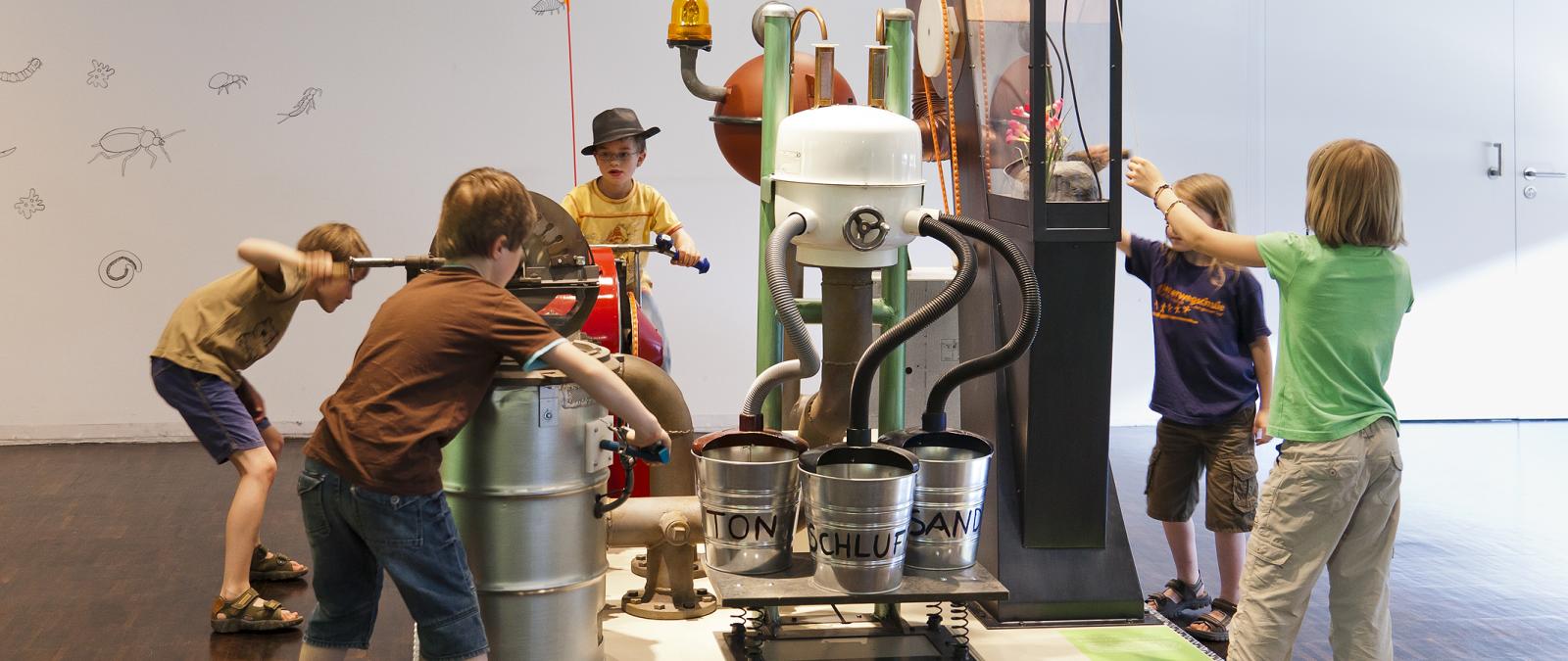 Fünf Personen im Ausstellungsraum eines Museums