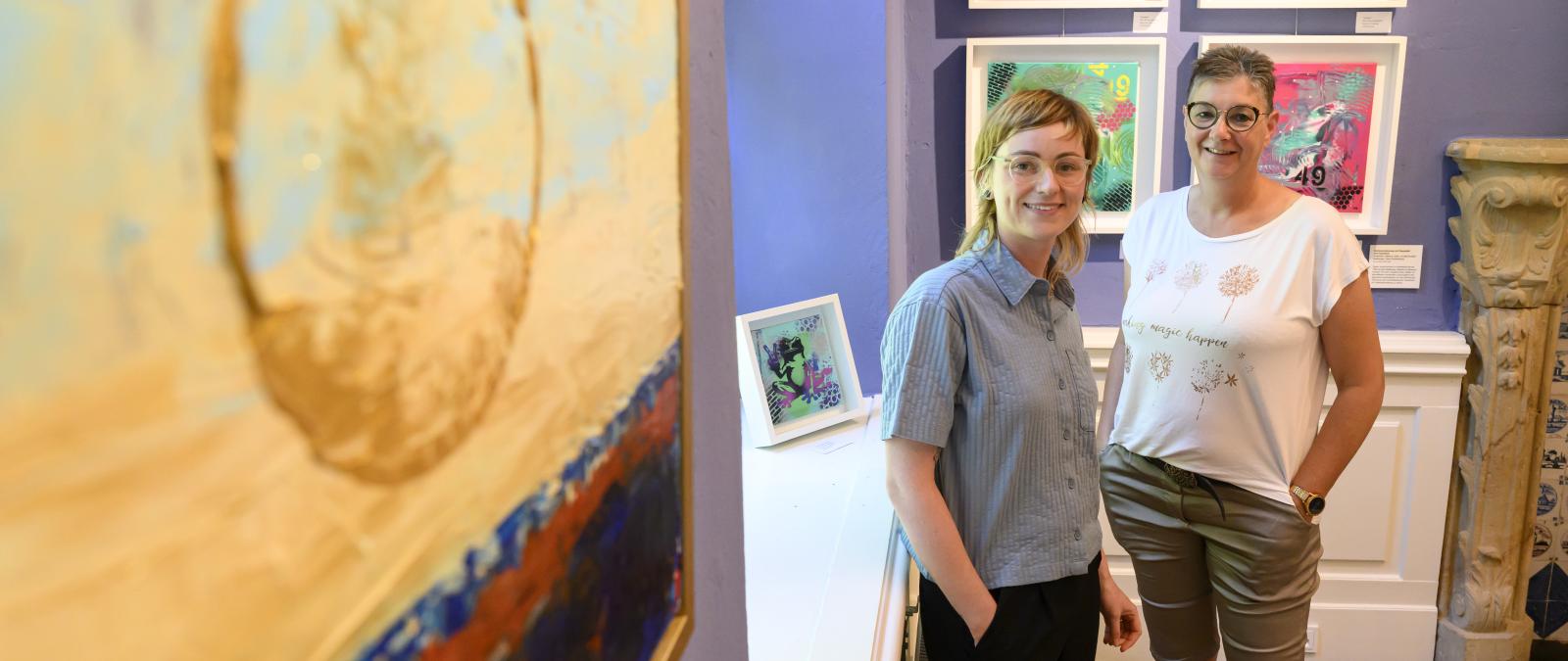 Zwei Personen in einem Ausstellungsraum