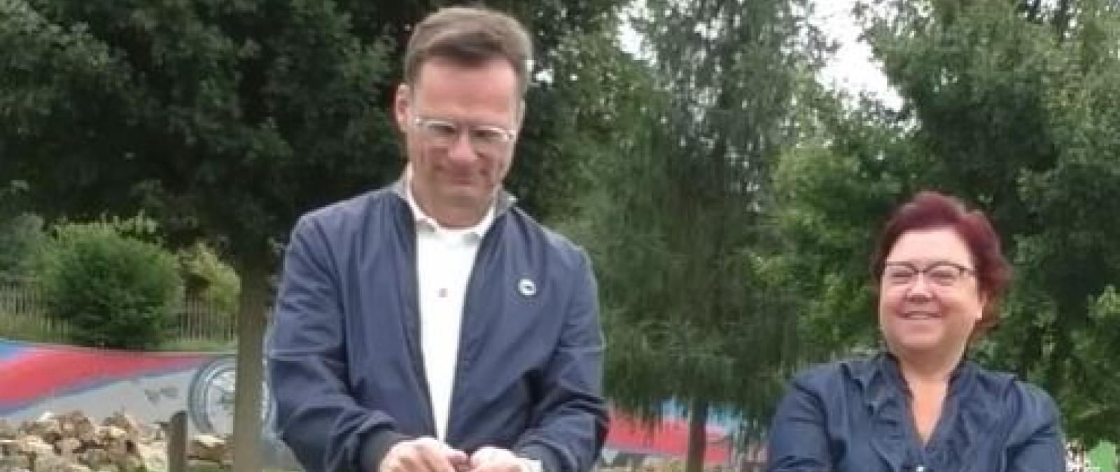 Zwei Personen vor der Kamera