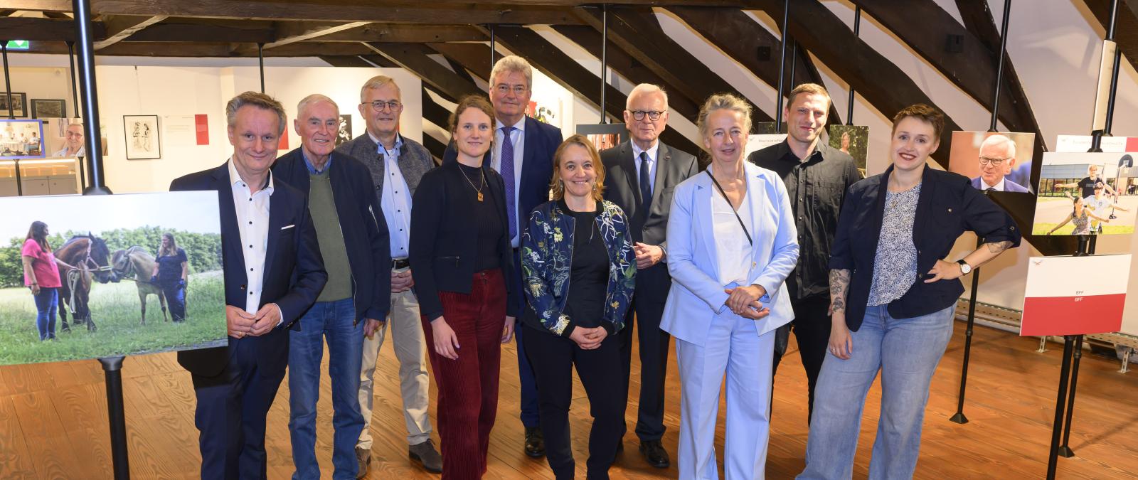 Gruppe von Personen im Museum