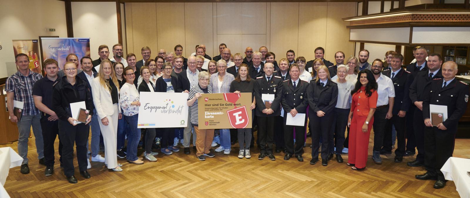 Gruppenfoto mit vielen Menschen