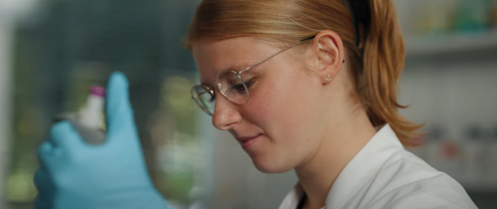 Eine Person mit einer Pipette in der Hand