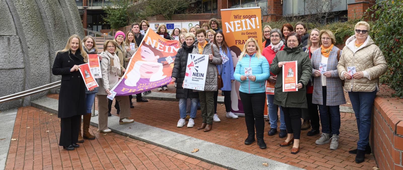 Gruppe von Frauen vor dem Kreishaus
