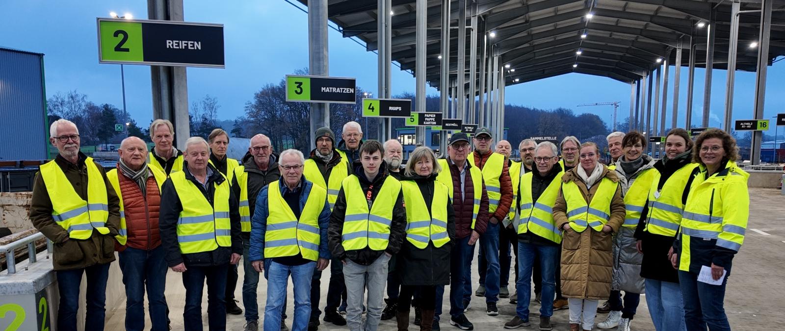 Personengruppe auf einem Recyclinghof