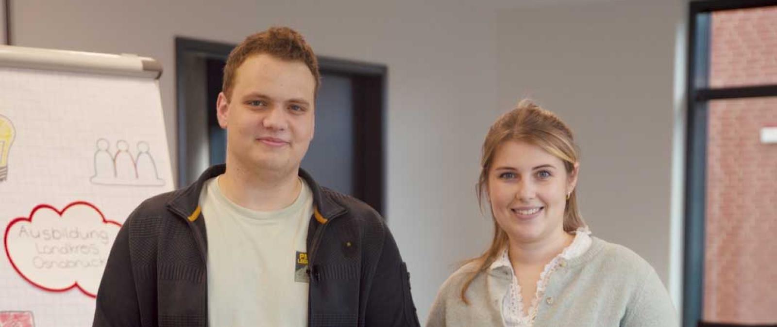 Zwei Personen im Foyer