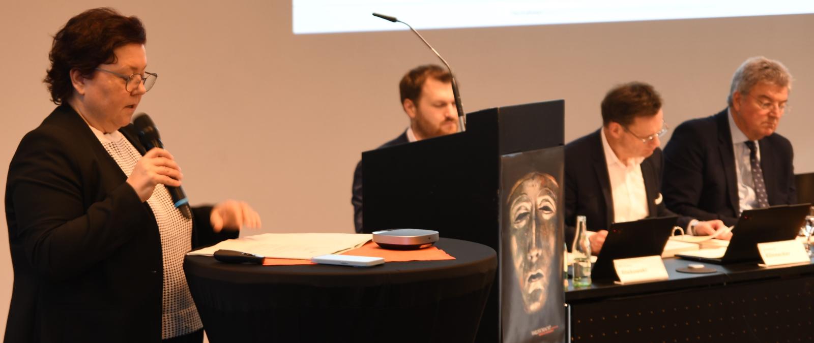 Bärbel Rosensträter am Stehpult