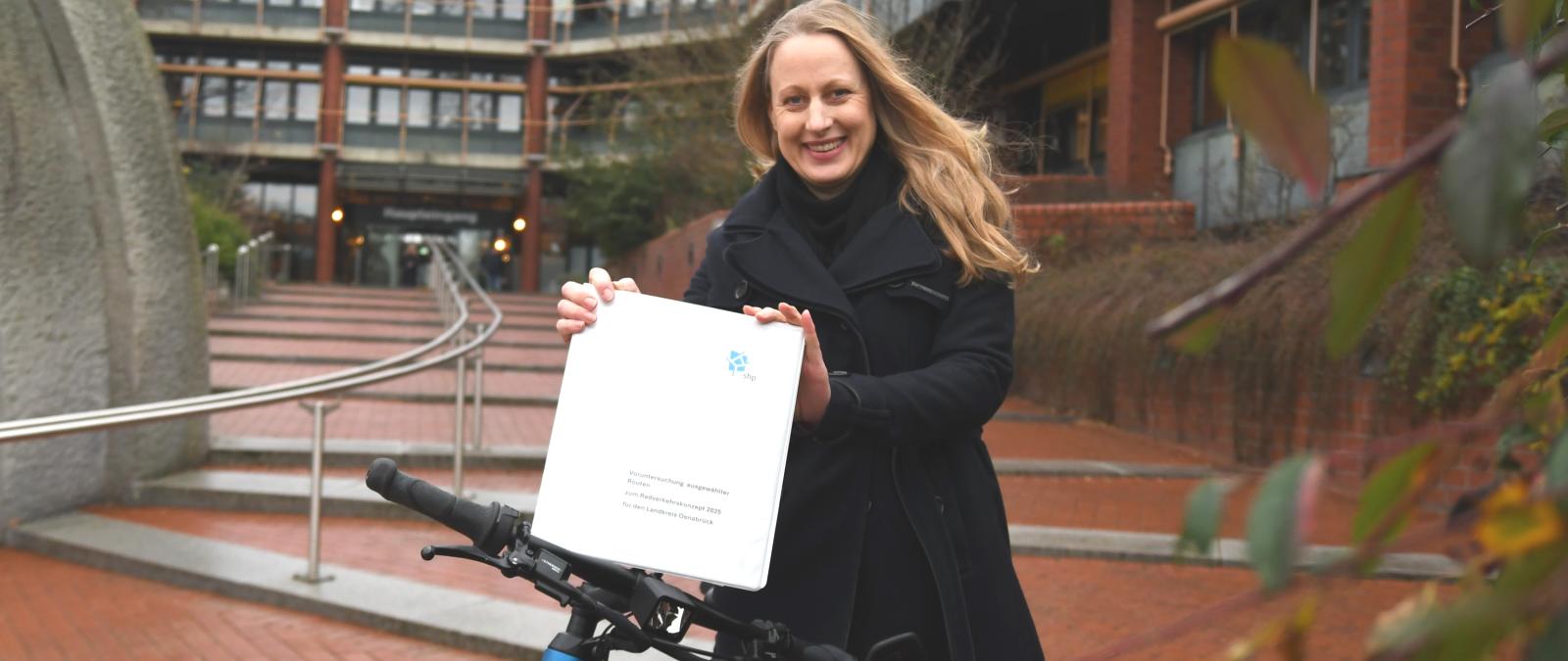 Landrätin Anna Kebschul auf Fahrrad