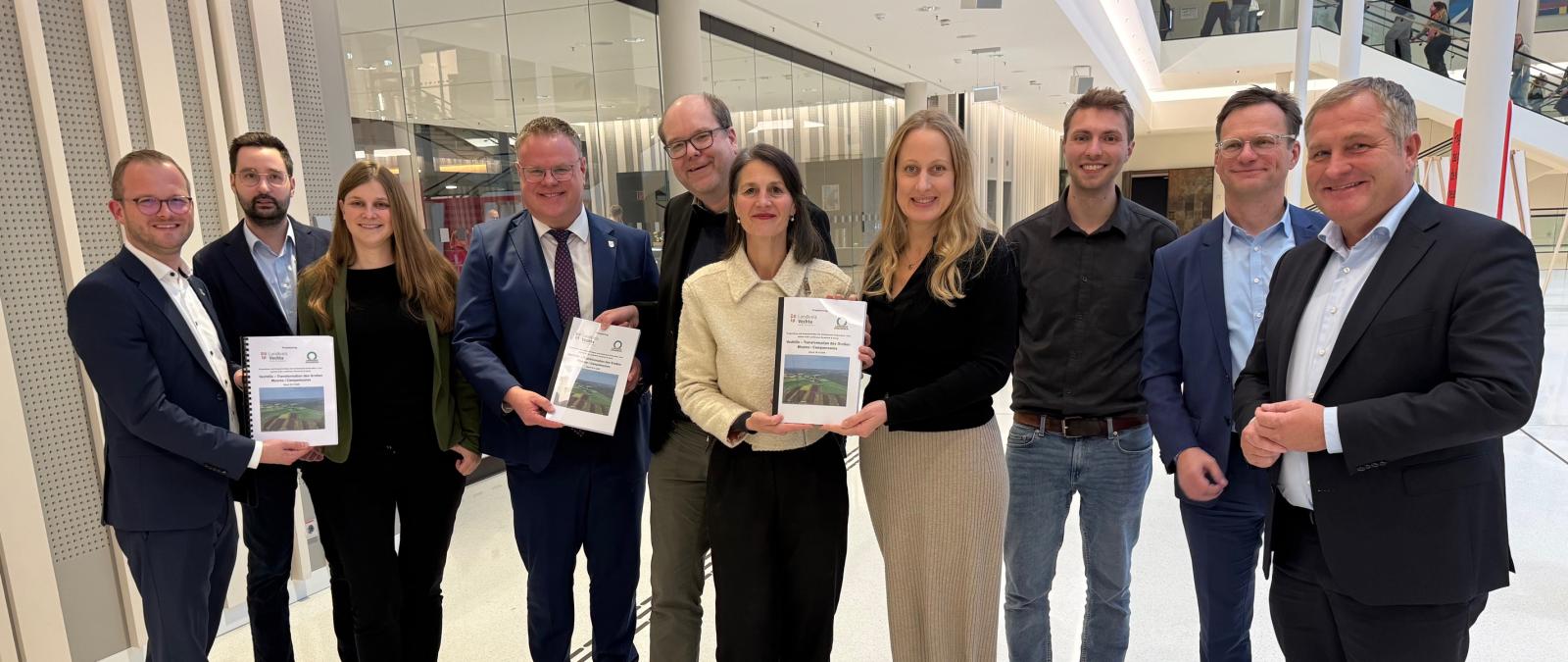 Gruppe von Personen in einem Nds. Ministerium