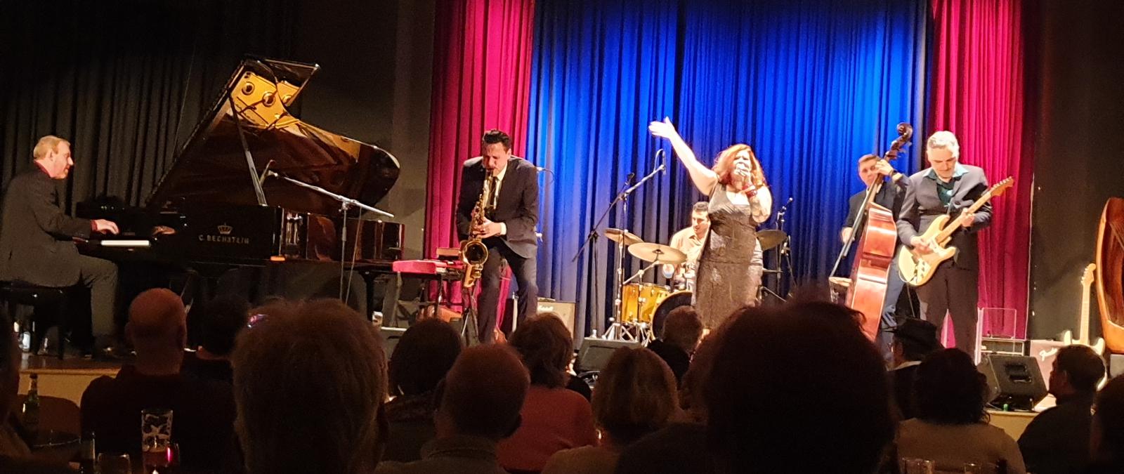 muszierende Personen auf einer Bühne