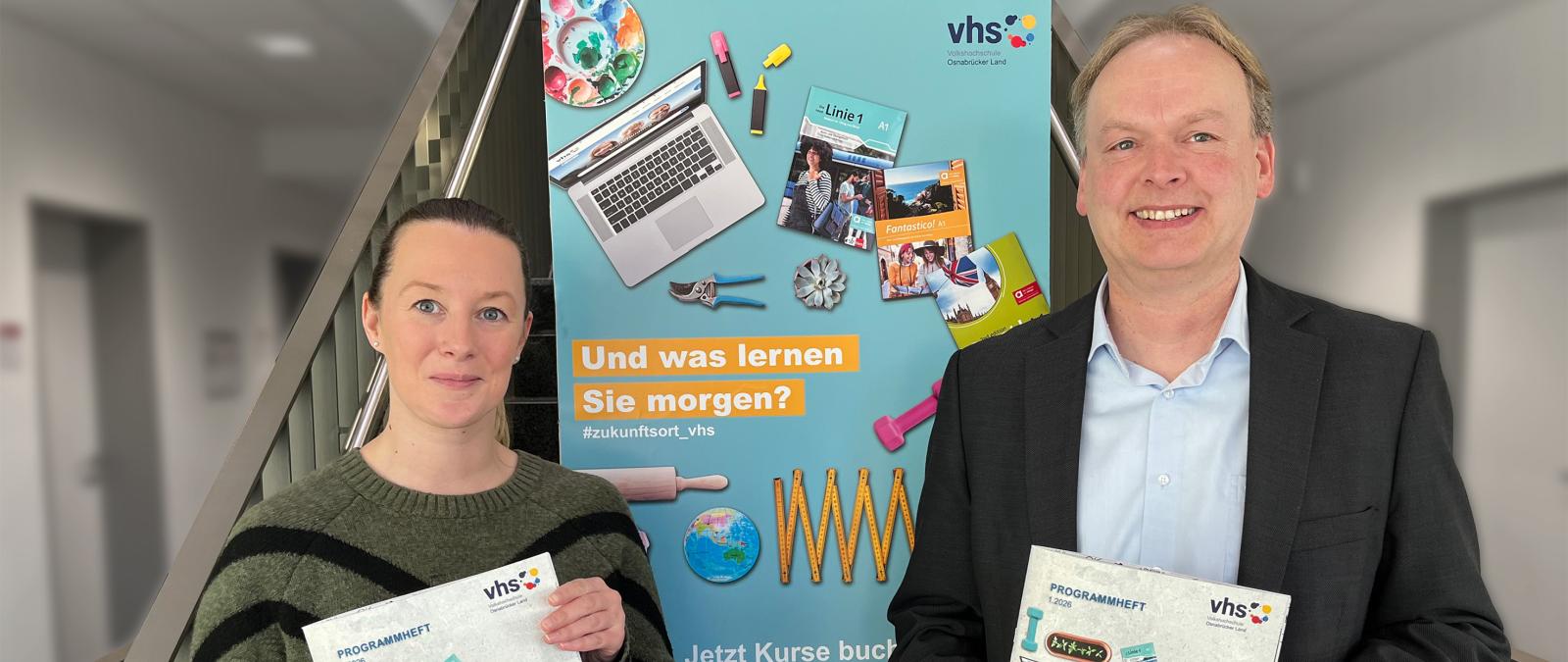 2 Personen vor Plakat