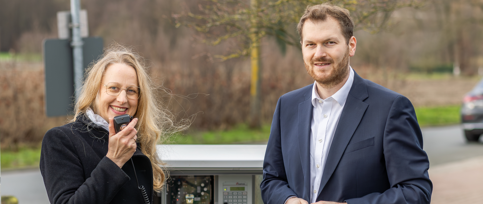 Zwei Personen an einer Sirene