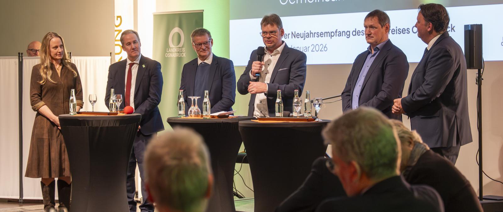 Sechs Personen auf einer Bühne