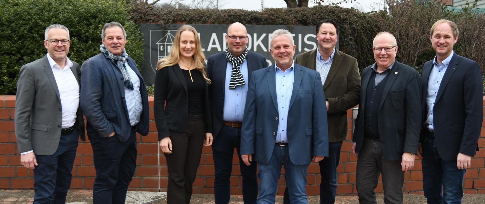 Gruppe von Personen vor Kreishaus