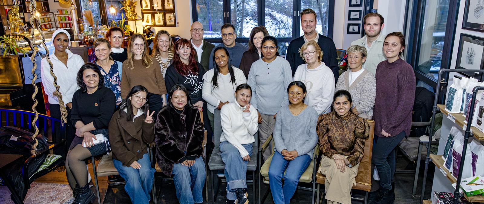 Gruppe von Personen in einem Raum