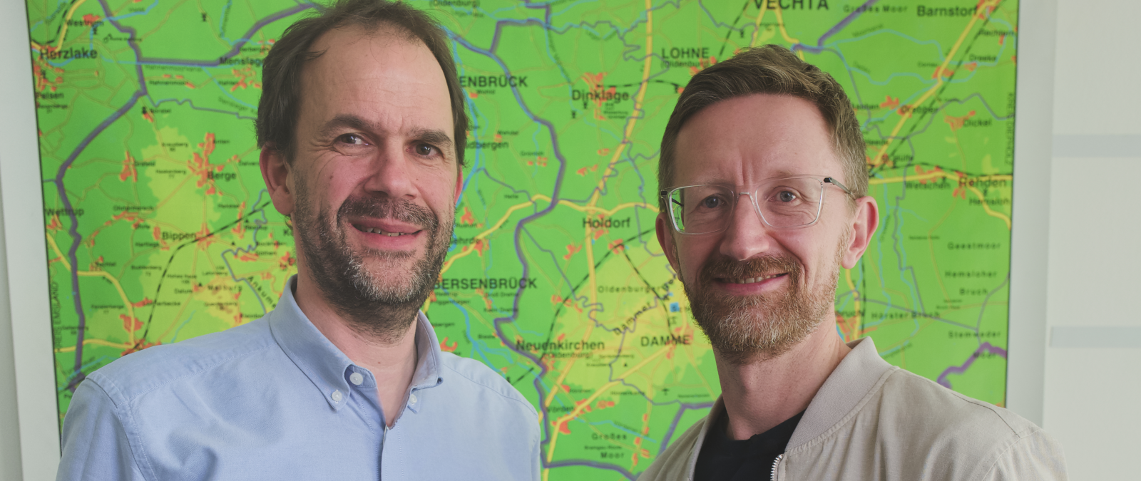 Zwei Personen vor einer Landkarte