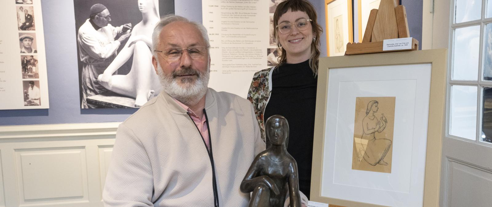 Zwei Personen in einem Ausstellungsraum