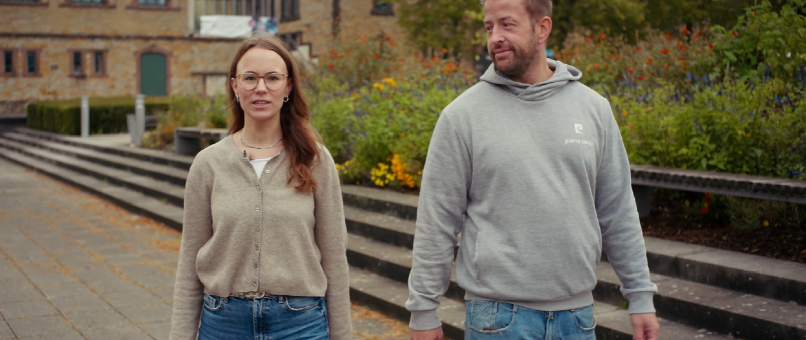 Zwei Personen zwischen Gebäuden