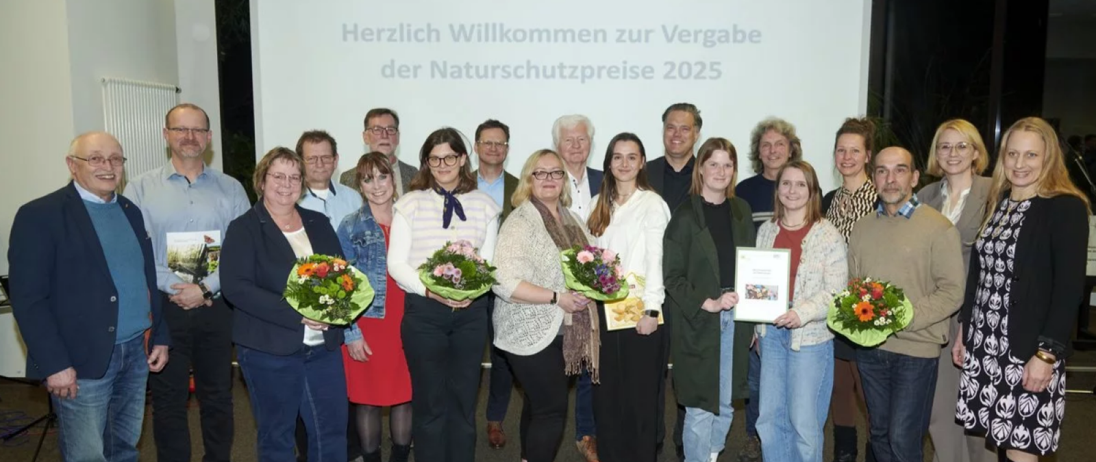 Personengruppe steht vor einer Projektionswand