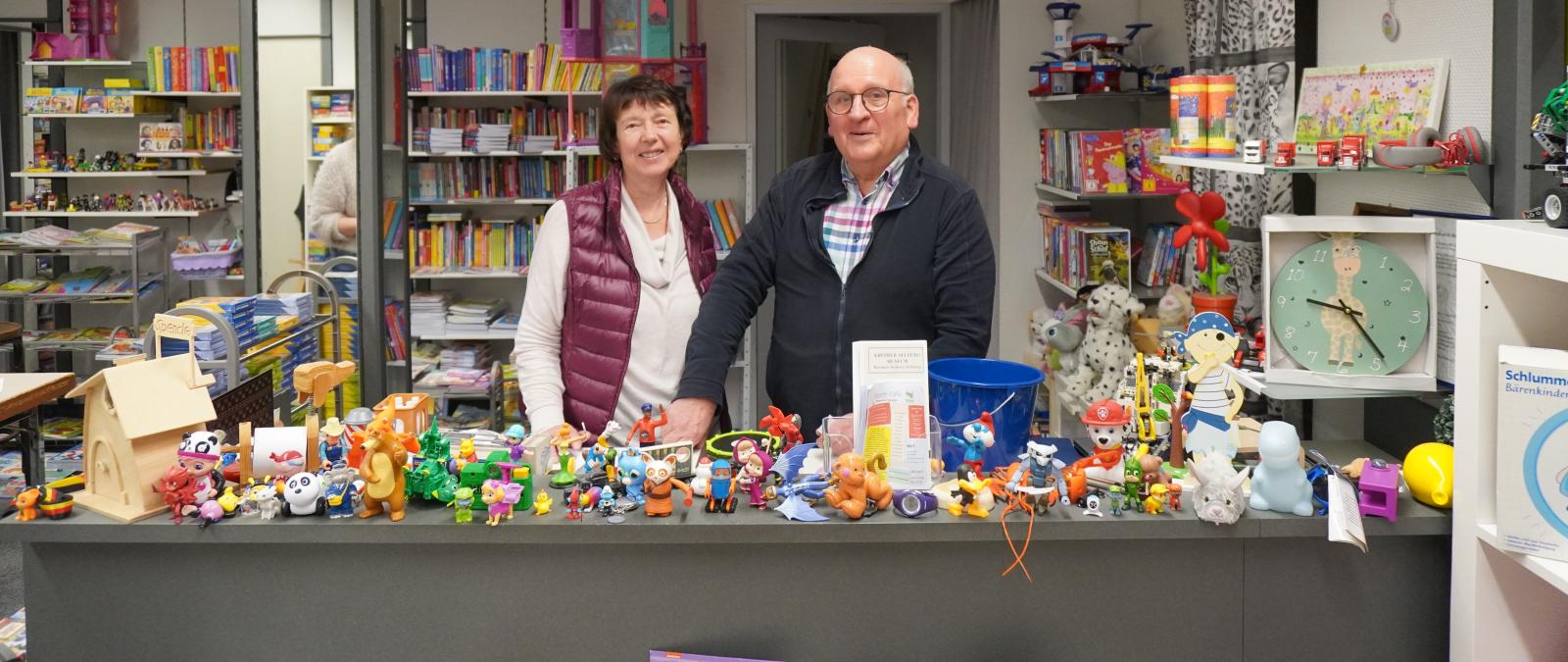 Zwei Personen stehen in einem Spielwarengeschäft.