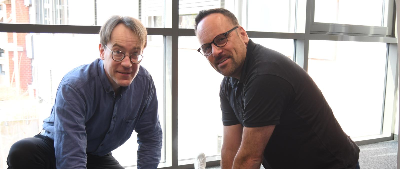 Zwei Personen knien neben einer Puppe an der Wiederbelebung trainiert werden kann.